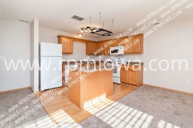 Building Photo - 3181 SW Sharmin Ln
