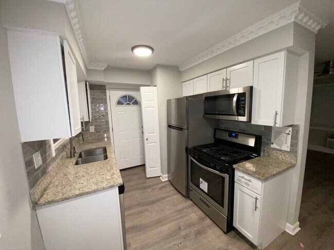 Building Photo - 1324 W Sherwin Ave