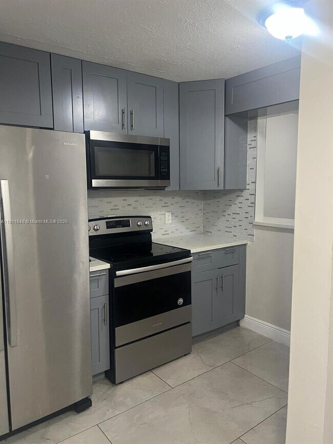 Foto del edificio - 4760 Lucerne Lakes Blvd W