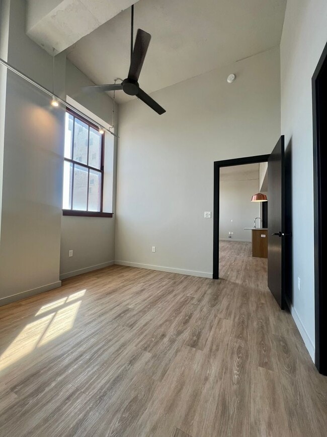 Interior Photo - Malone