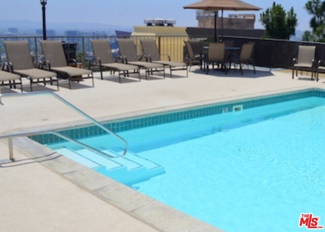 Foto principal - 1211 Sunset Plaza Dr