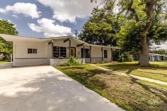 Foto del edificio - 463 Sprucewood Ln