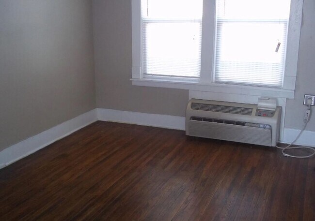 Building Photo - 1547/1549 E 10th St Duplex