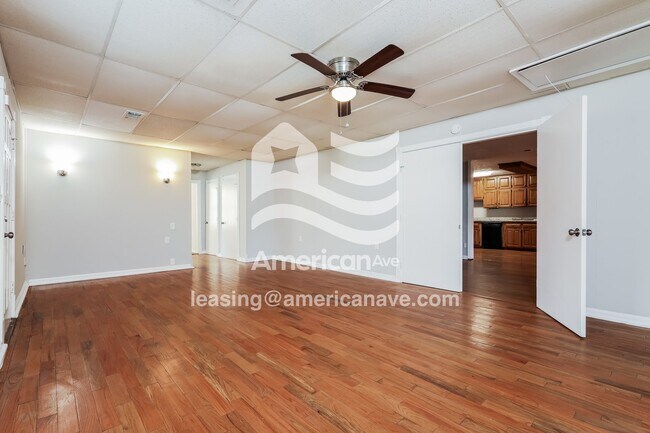 Foto del edificio - 5810 Blueridge Dr