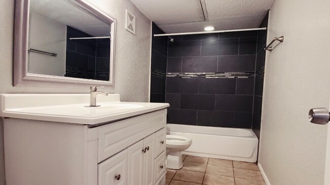 Foto del edificio - 3862 Englewood Cir