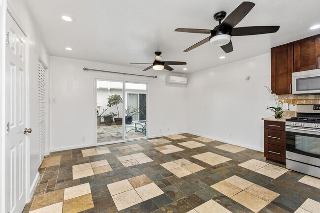 Building Photo - Coastal Living - One Block from the Ocean!