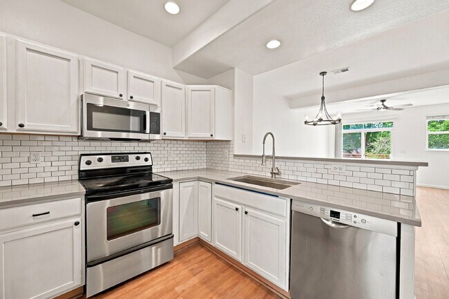 Foto del edificio - 2,640.95, 2 Bed, 2.5 Bath Townhome in Arvada with Central AC, and attached Garage!