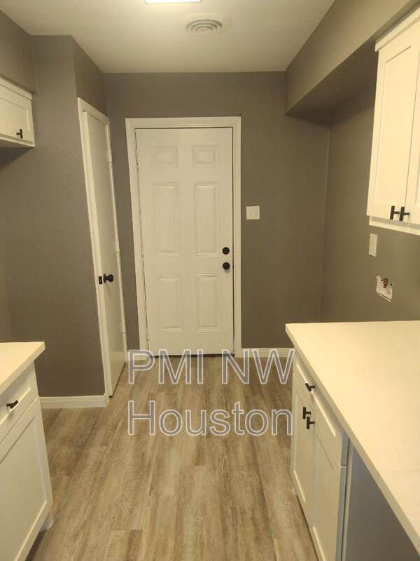 Building Photo - 2687 Gessner Rd