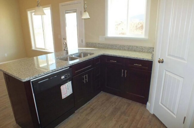 Foto del edificio - Charming 3 Bedroom Townhome with 2.5 Baths & 2 Car Garage in Cedar City, Utah!