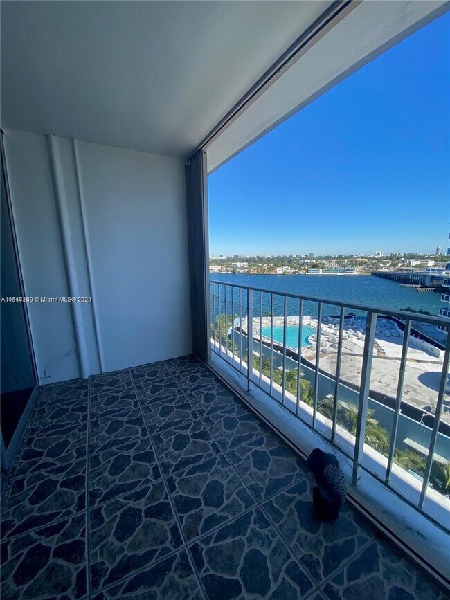 Foto del edificio - 1865 79th Street Causeway