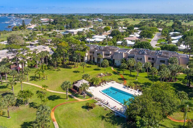 Foto del edificio - 1800 SE St Lucie Blvd