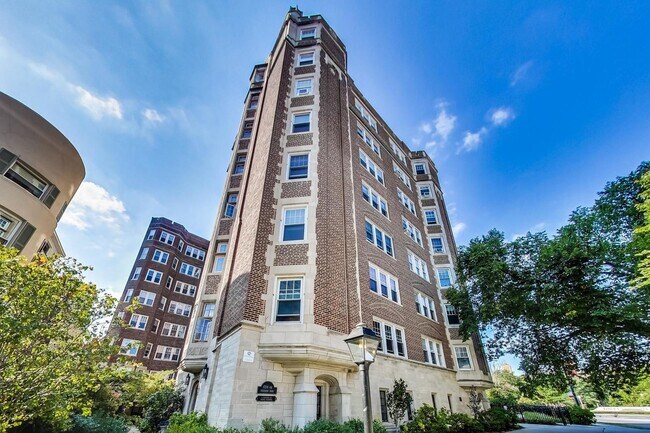 Building Photo - 6334 N Sheridan Rd