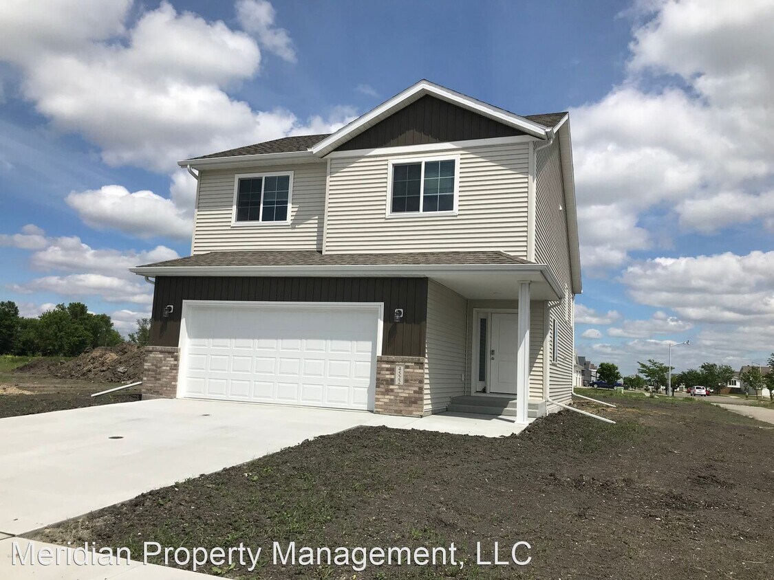 3 br, 3 bath House 4522 13th St S House Rental in Moorhead, MN