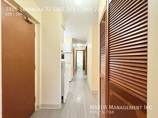 Building Photo - BRIGHT & SPACIOUS 2BEDROOM/1BATH UNIT ON S...