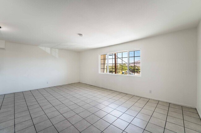 Building Photo - Gold Bar Ct 32