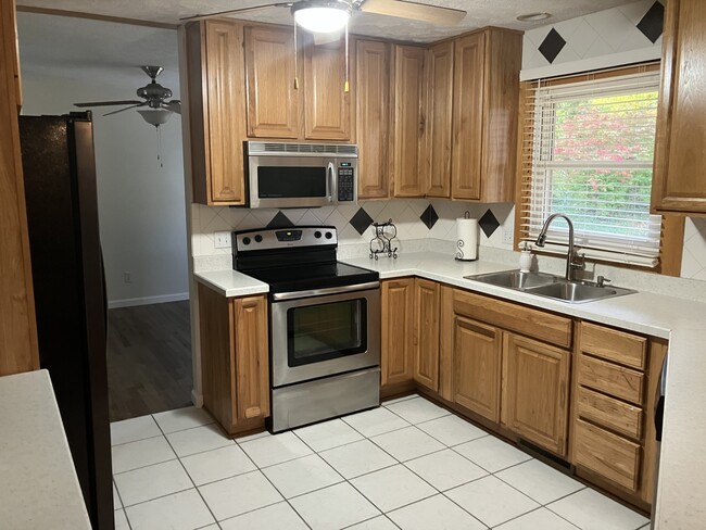 kitchen - 144 Brentwood Dr