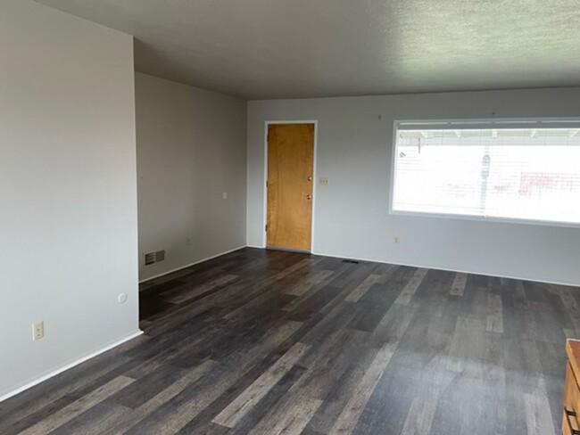 Building Photo - Beautifully Remodeled 3 Bedroom 2 Bath House