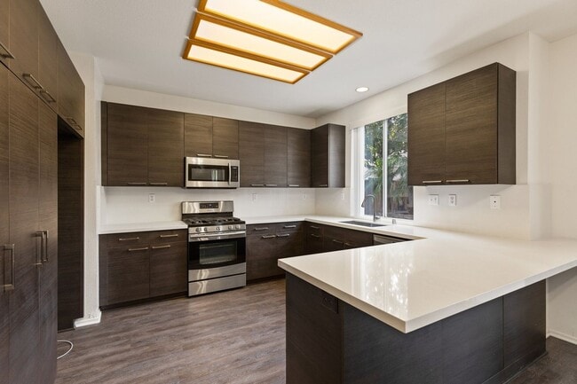 Building Photo - Beautiful 3BD/2.5BA In The Highly Coveted ...