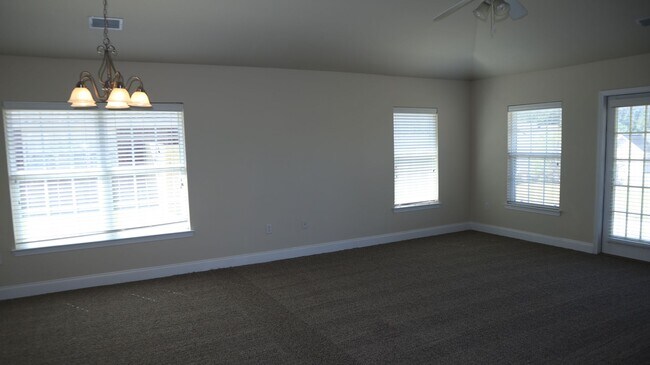 Foto del edificio - Newly Renovated 3BR with Big Yard and Garage