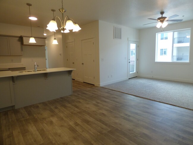 Foto del edificio - Like New 3 Bd 2 Ba Condo With Garage