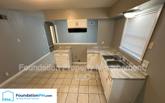 Building Photo - 2593 McArthur Dr