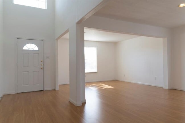 Building Photo - 7930 Longshire Ln