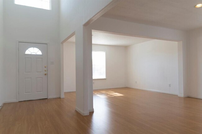 Foto del edificio - 7930 Longshire Ln
