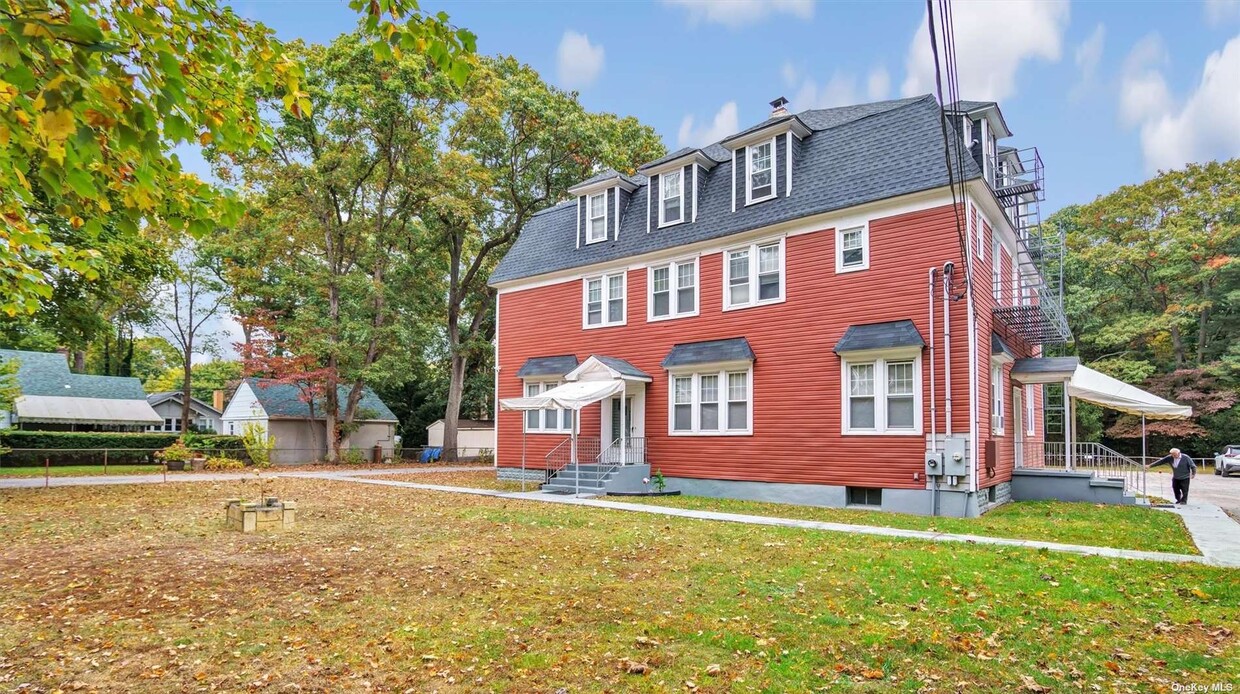 Primary Photo - 221 Lake Ave