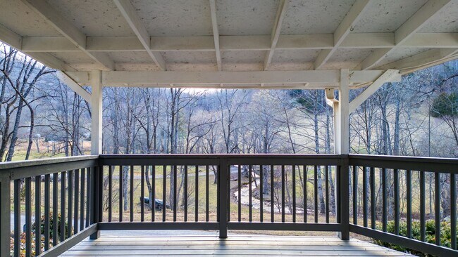 Foto del edificio - 2 Bedroom 1 Bath Home on E Fork off 441 S.  $1300 a month with a year-long lease