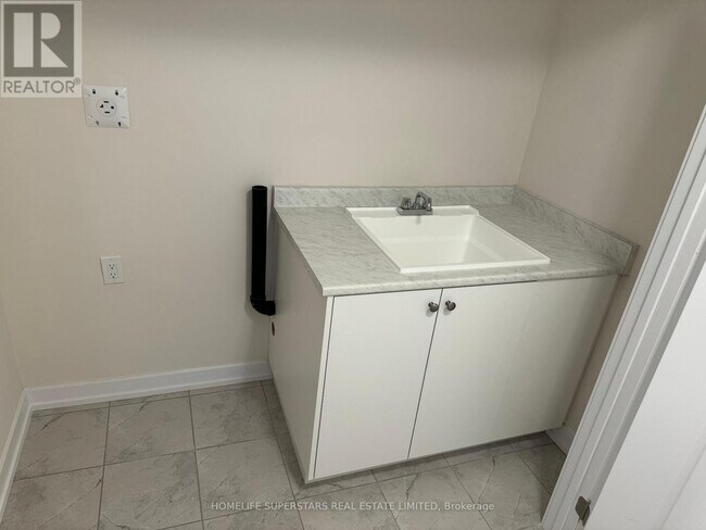 Building Photo - 15 Chiffon St