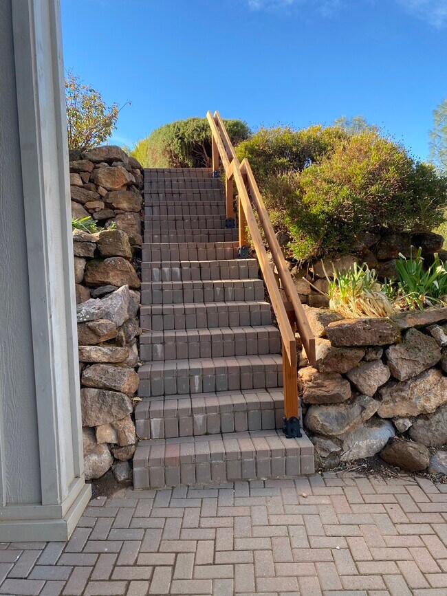 Steps to apartment - 4588 Panorama Pl