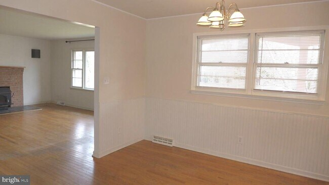 Building Photo - 93 Great Lake Dr