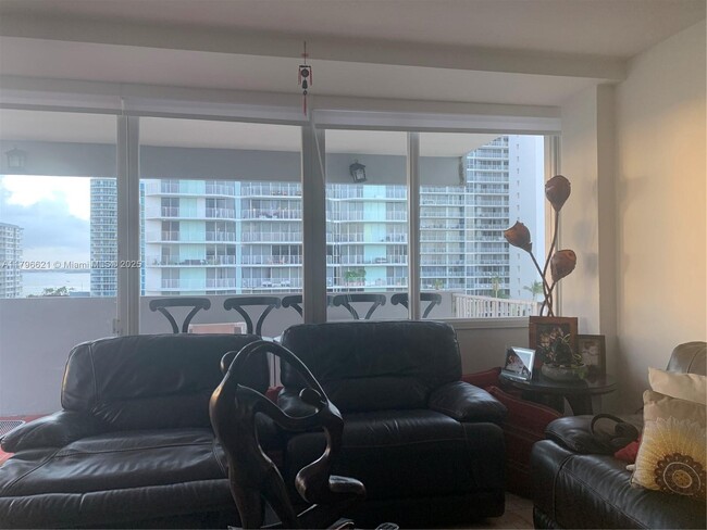 Foto del edificio - 7545 E Treasure Dr