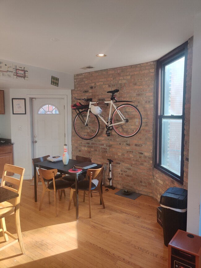 Dinig Area - 1143 N Mozart St