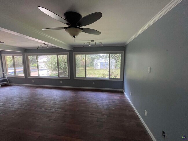 Building Photo - 608 Bernard Dr