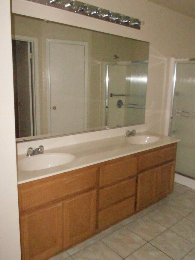 Foto del edificio - 4 bedroom 2 bath house in Yuba City