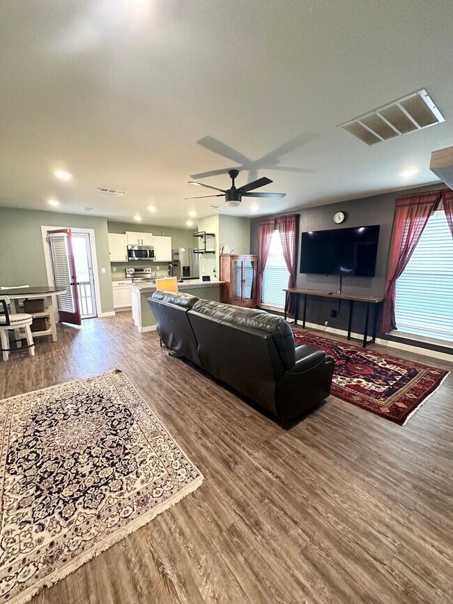 Foto del edificio - 2 Bed 2 Bath House Furnished!