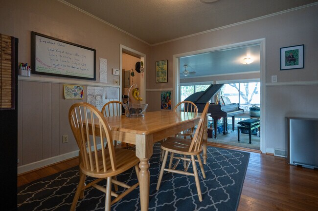 Comedor - 316 Russelcroft Rd