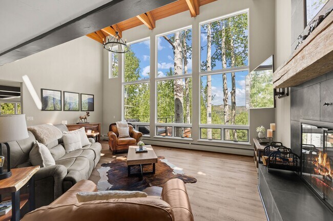 Foto del edificio - 215 Maple Ridge Ln