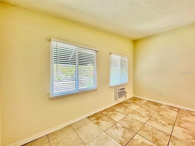 Building Photo - 533 Yelvington Ave