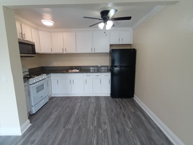 Building Photo - Welcome to SkyView Villa & Somerset Apartments!