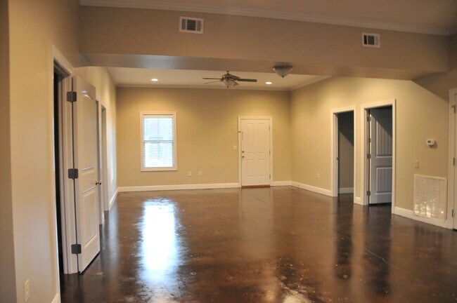 Foto del edificio - 1420 Cloverdale Rd