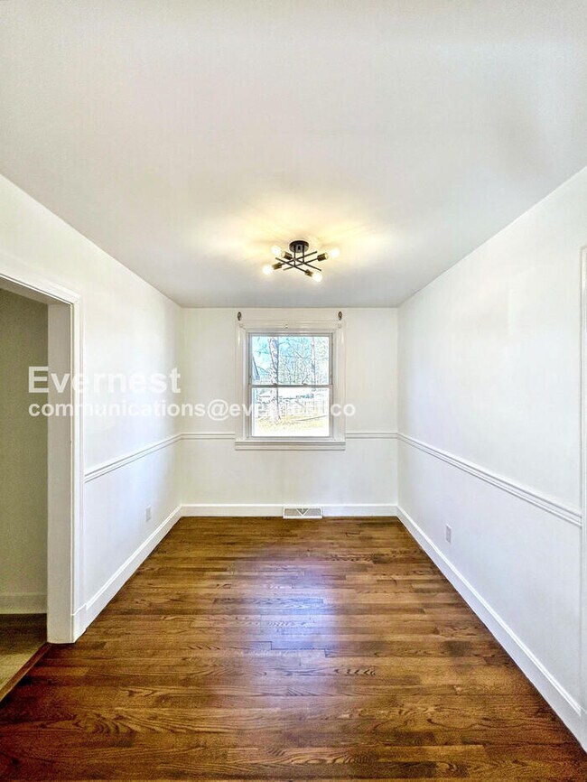 Foto del edificio - 8282 Wonderland Ln