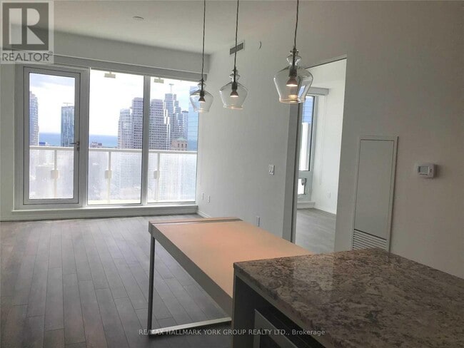 Building Photo - 197 Yonge St