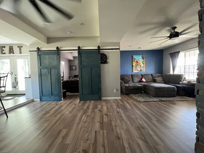 Foto del edificio - COMING SOON - Modern & Completely Renovate...