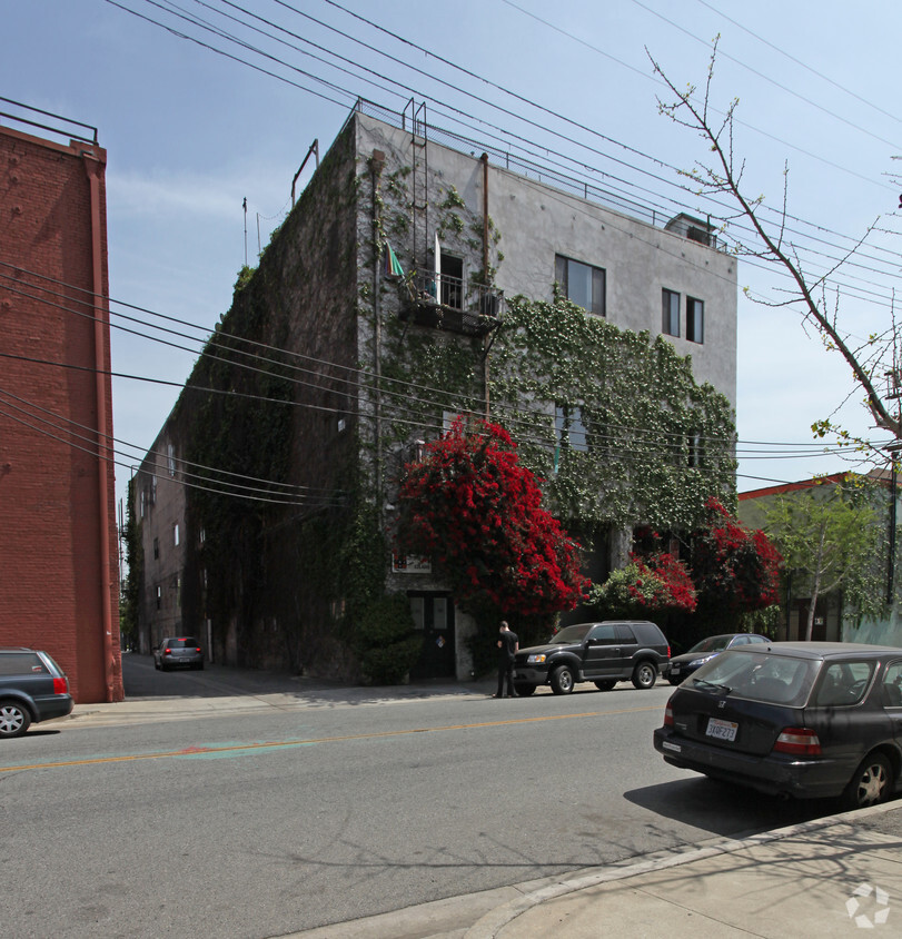 Building Photo - Vignes Arts Building