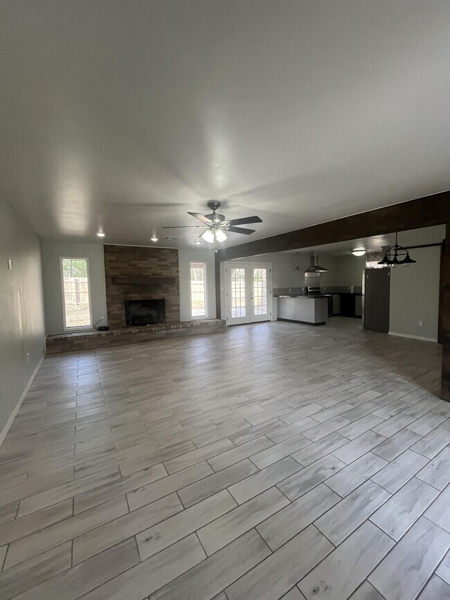 Building Photo - 2010 E Foster Dr