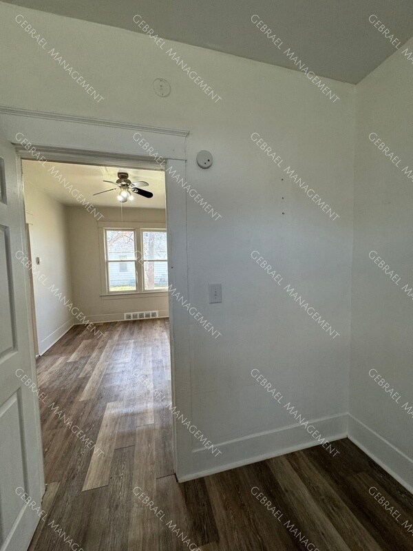 Building Photo - 726 E York Ave