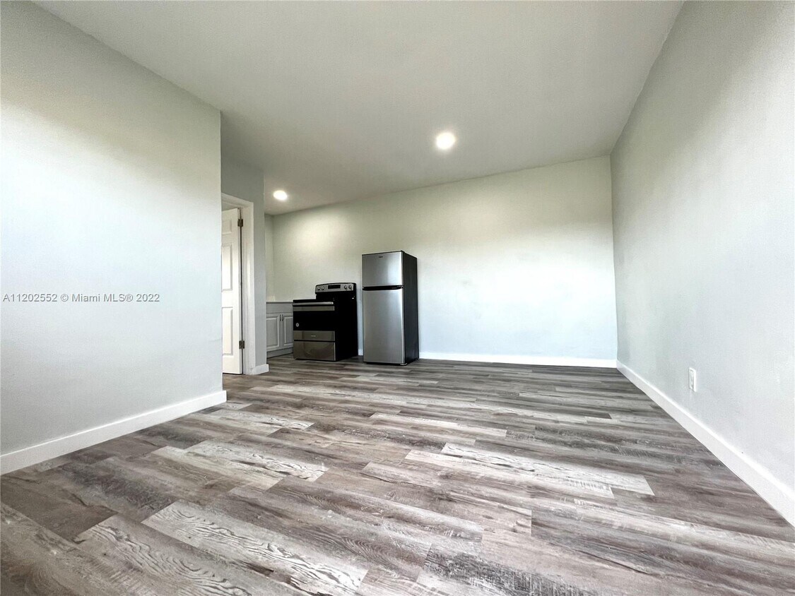 806 NW 7th Terrace Unit 3, Hallandale Beach, FL 33009 Room for Rent