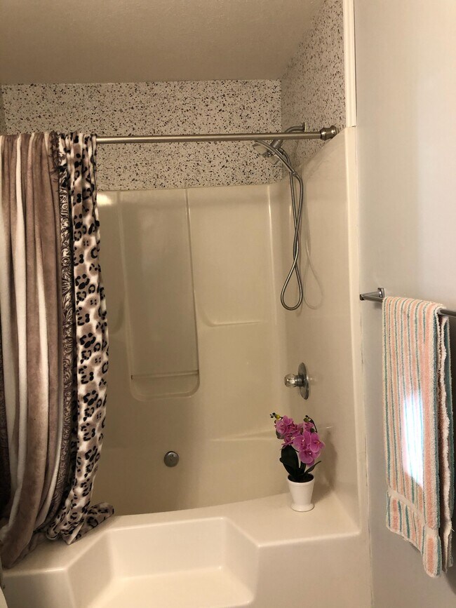 ¡Baño principal con bañera de hidromasaje para relajarse! - 101 Bowers Ct